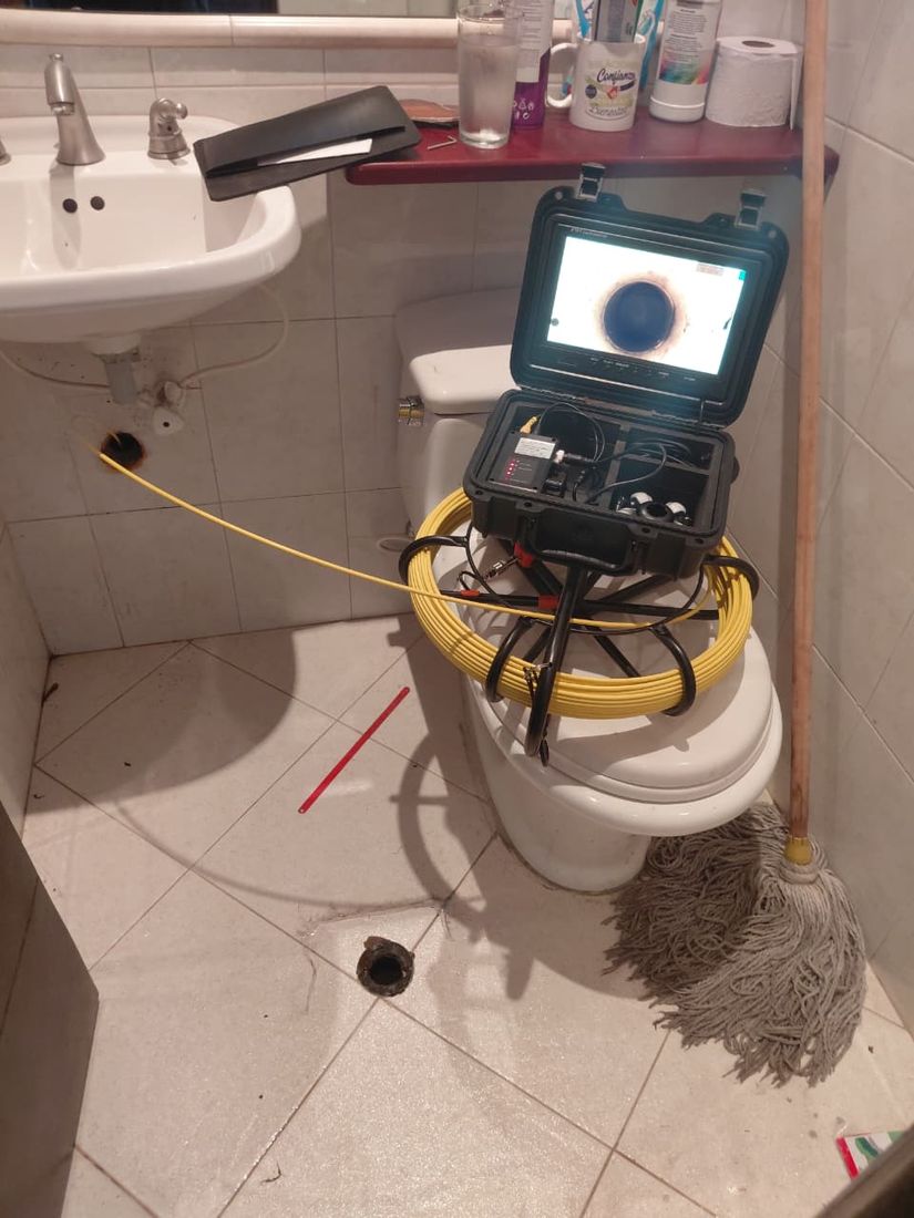 Cámara de inspección de cañerías en un baño