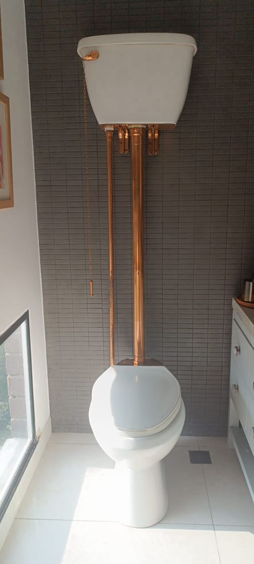 Sanitario con tubería de cobre